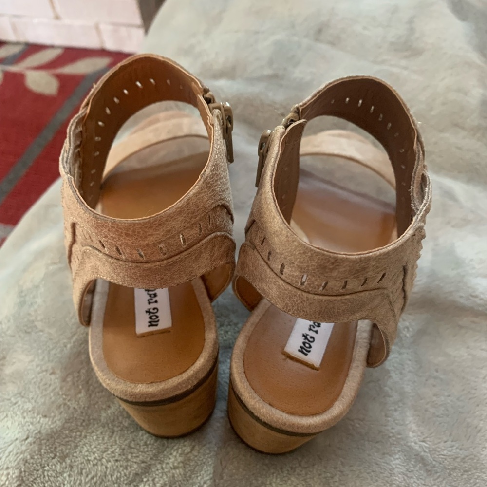 not rated Women's Sandals in Tan, Size: 7-1/2, cute sandal in great shape - Picture 3 of 9